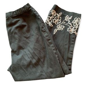 BW Sport | Women’s black capri pants floral hem sz 4P